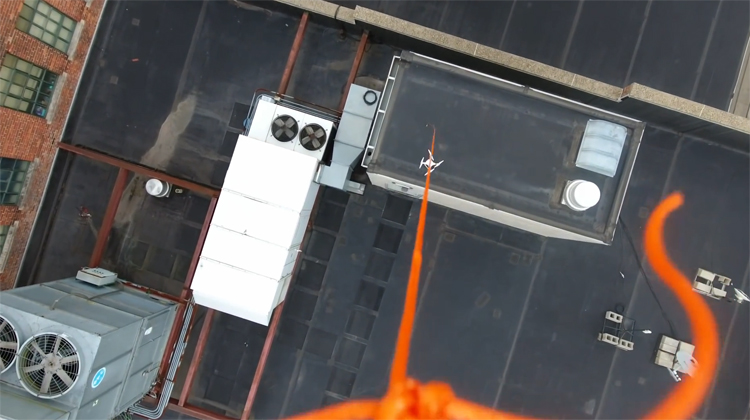 Drone gered van dak door andere drone