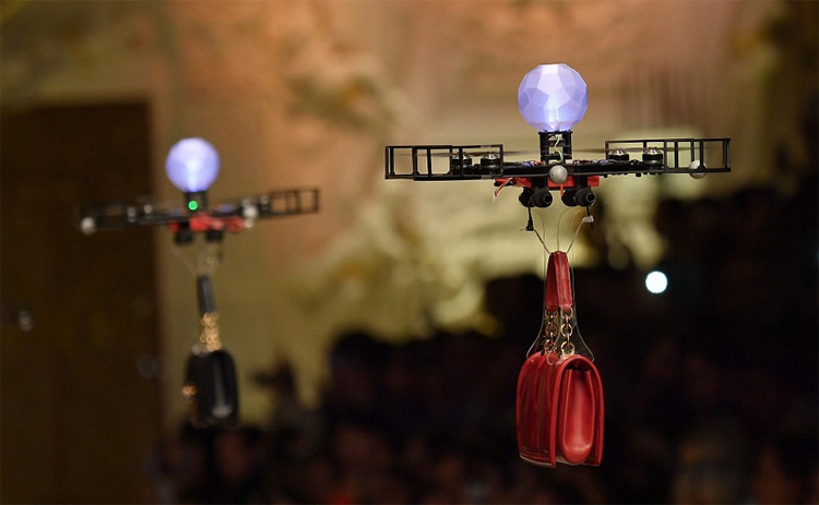 Dolce & Gabbana showt handtassen met drones op de catwalk