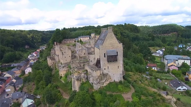 yuneec-q500-plus-drone-video-luxemburg-pool-van-de-sande-larochette-kasteel