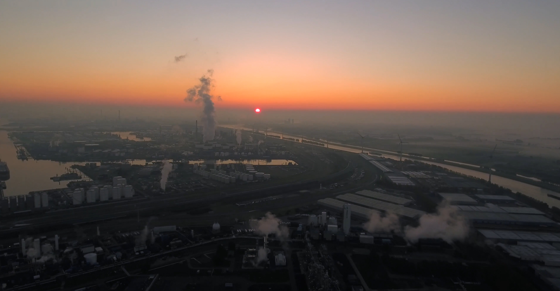 Rotterdams industriegebied de Botlek gefilmd door Belle Aerials